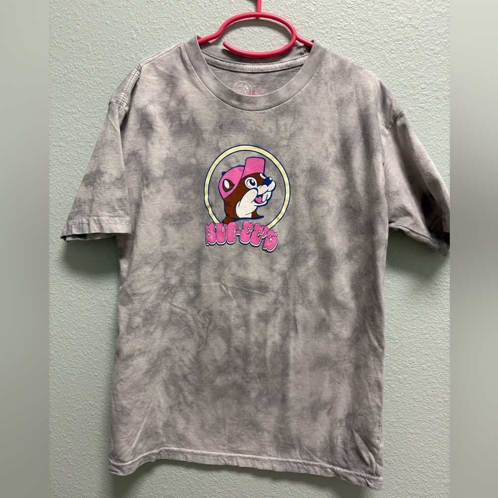 Buc-ee's Graphic Tie-Dye Tee - Gray with Pink Logo